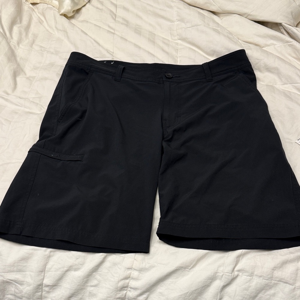 Columbia Men's Black Cargo Shorts